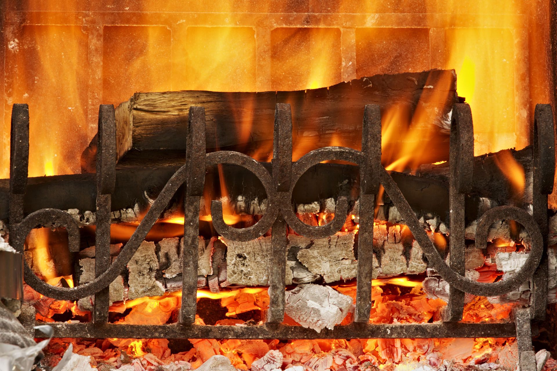 Caminetto con fuoco e braci