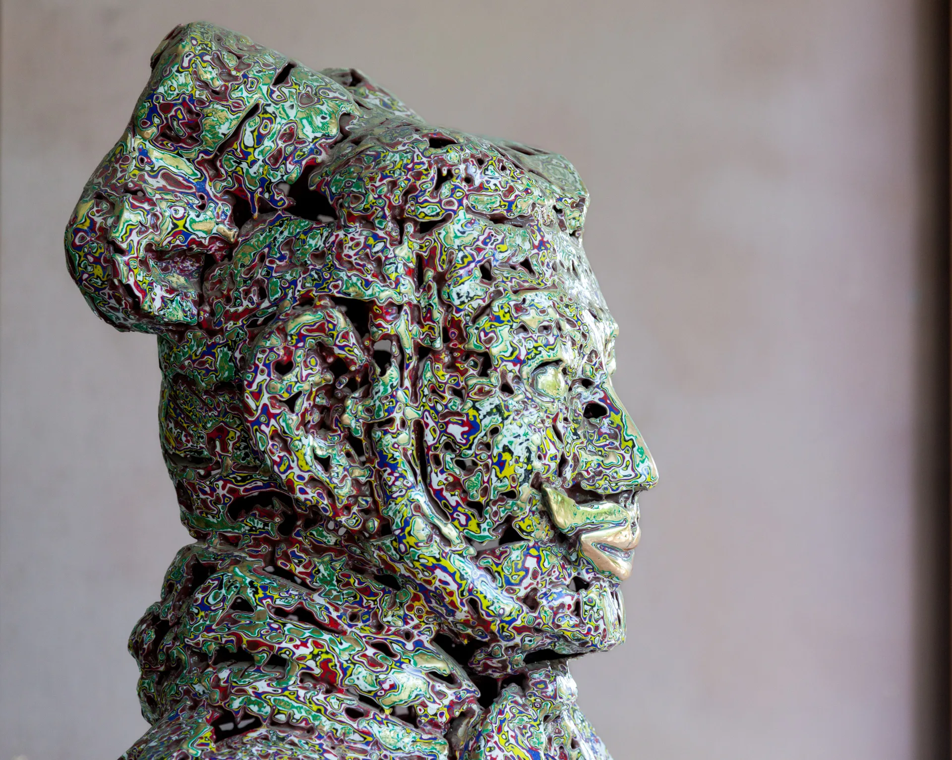 Scultura colorata che richiama i Guerrieri di Terracotta con superficie multistrato