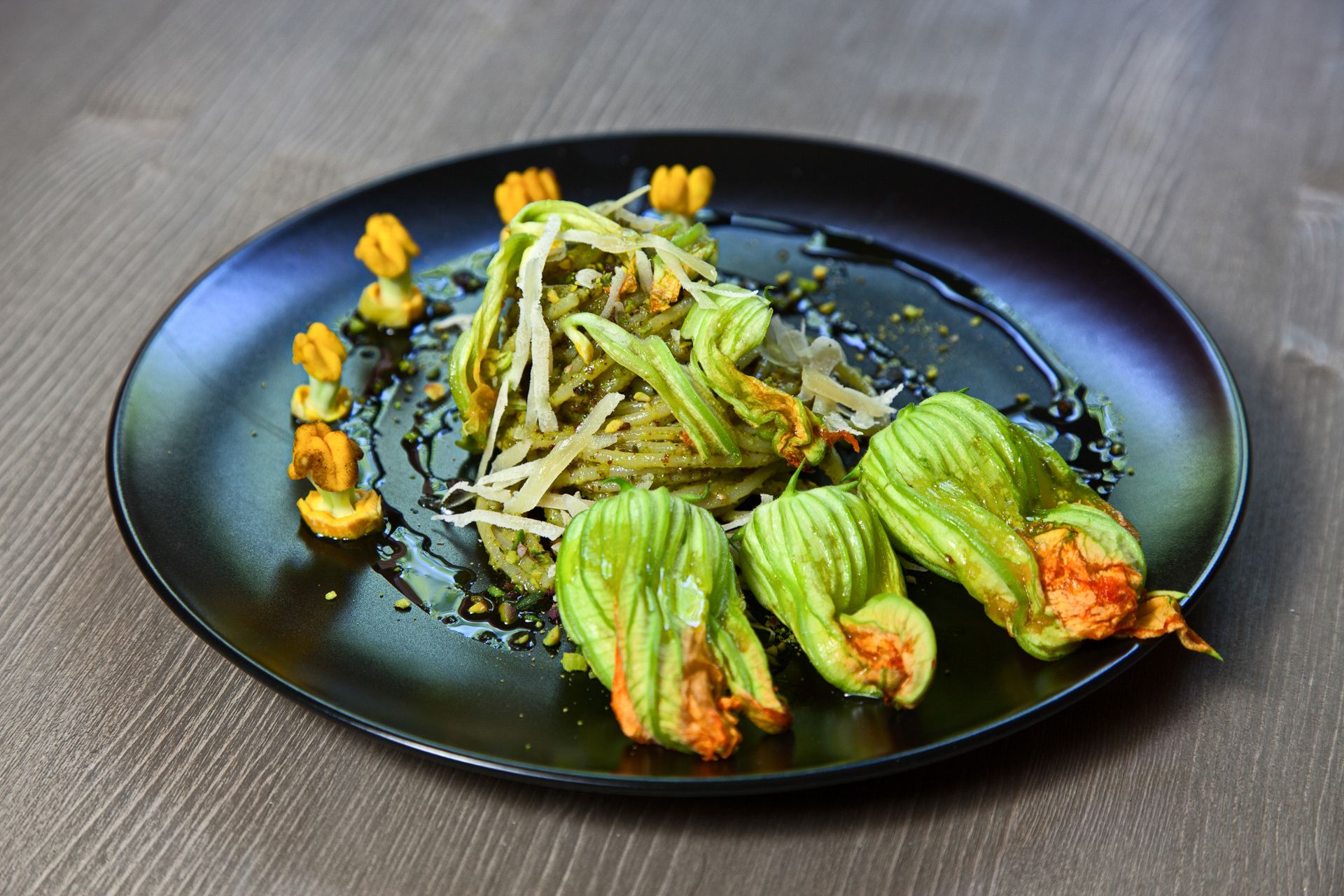 Spaghetti con pesto di pistacchi e mandorle e fiori di zucca