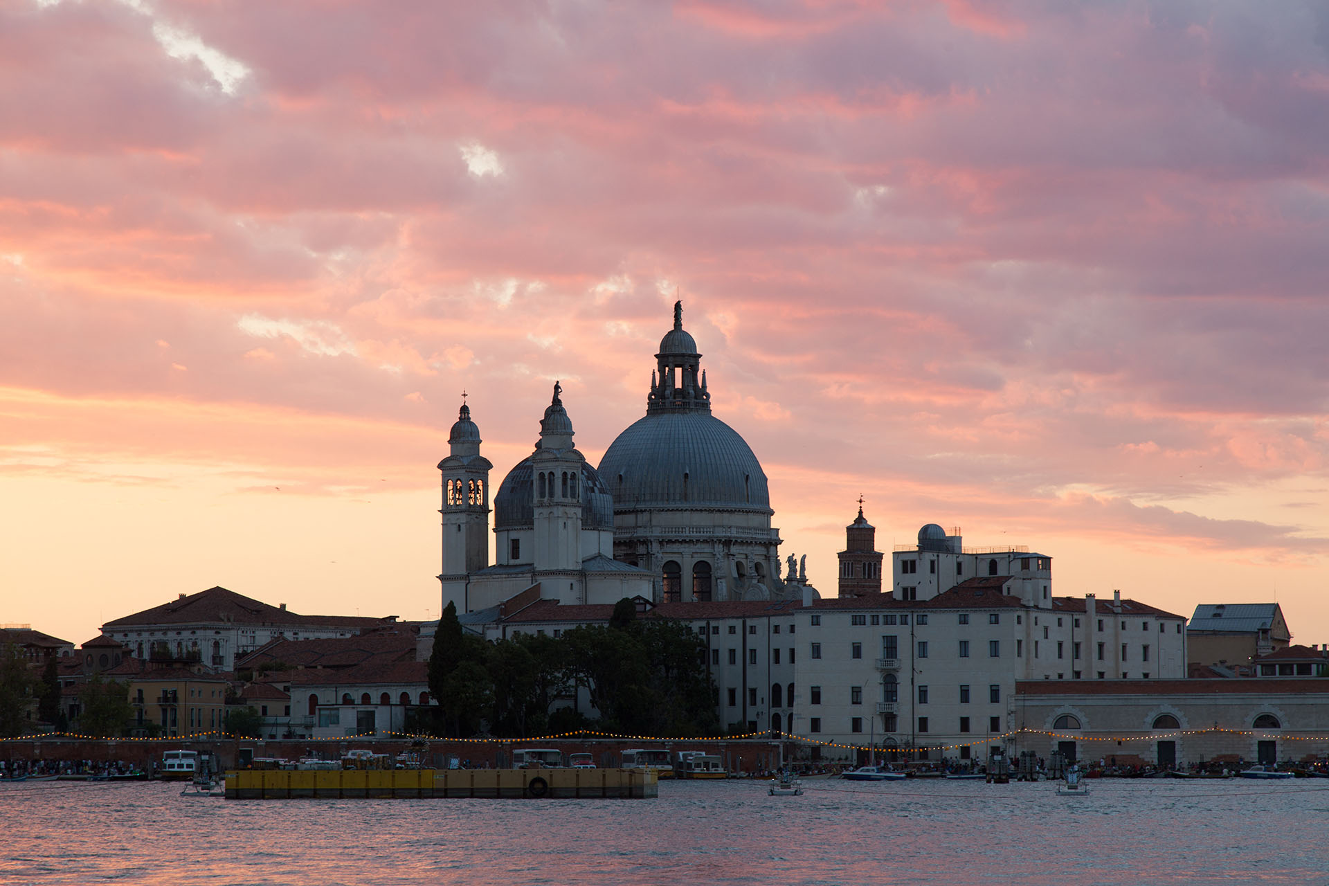 Venezia Chiesa della Madonna della Salute al tramonto