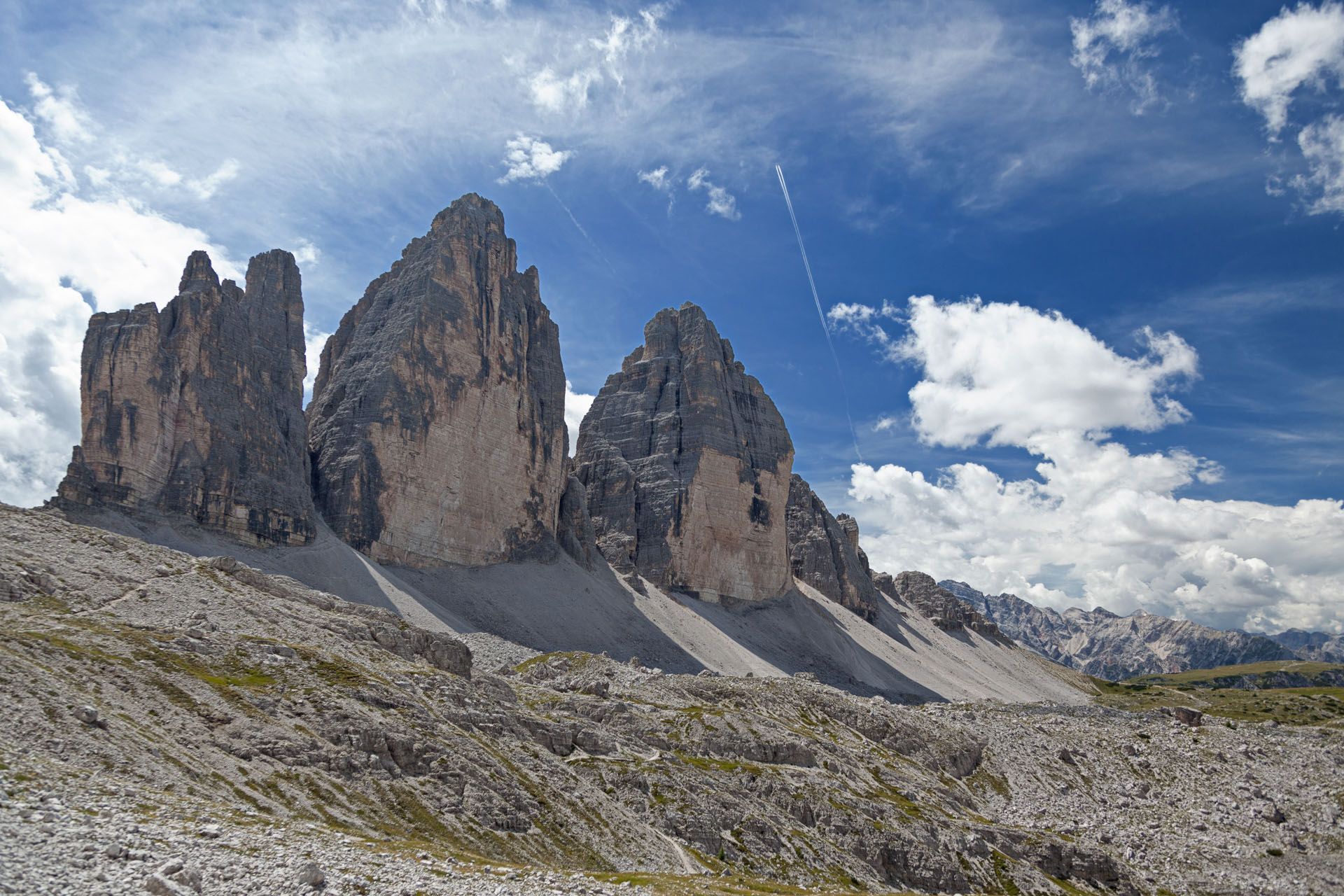 Vista spettacolare delle Tre Cime di Lavaredo nelle Dolomiti sotto un cielo limpido e azzurro