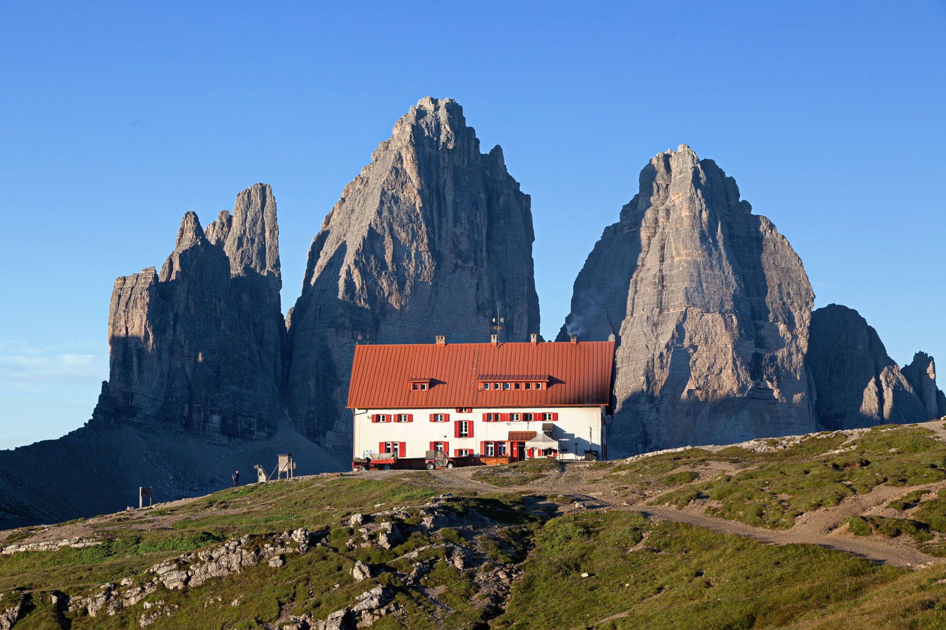 Tre Cime di Lavarello con Rifugio Locatelli in primo piano