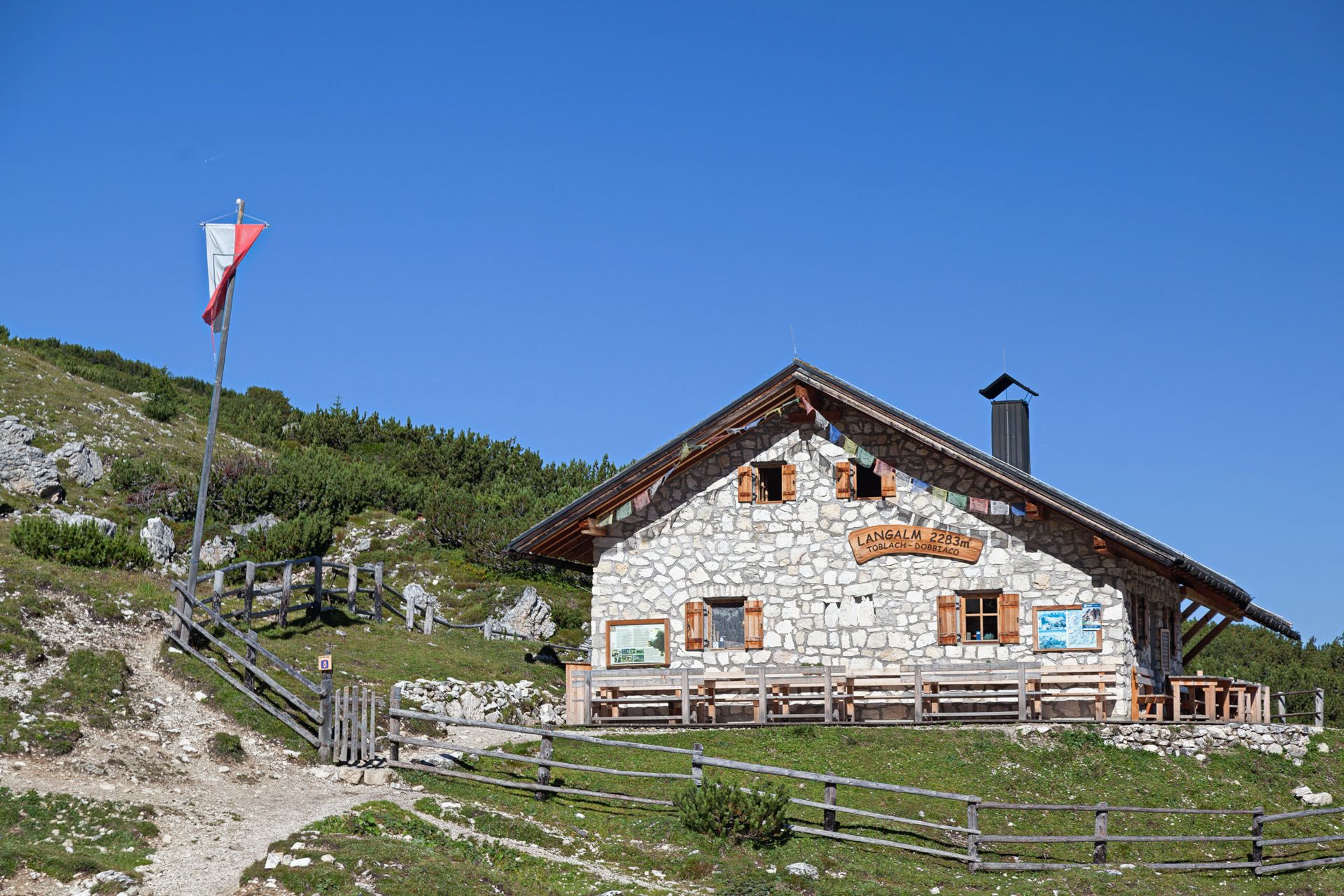 Malga Langalm sul sentiero 105 alle Tre Cime di Lavarello a 2283 metri