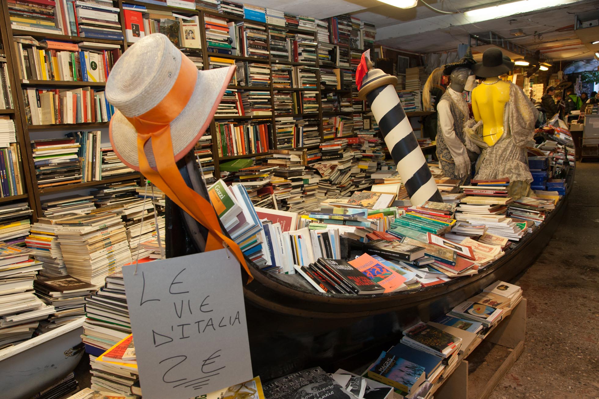 Libri, gondola, Libreria Acqua Alta , Venezia