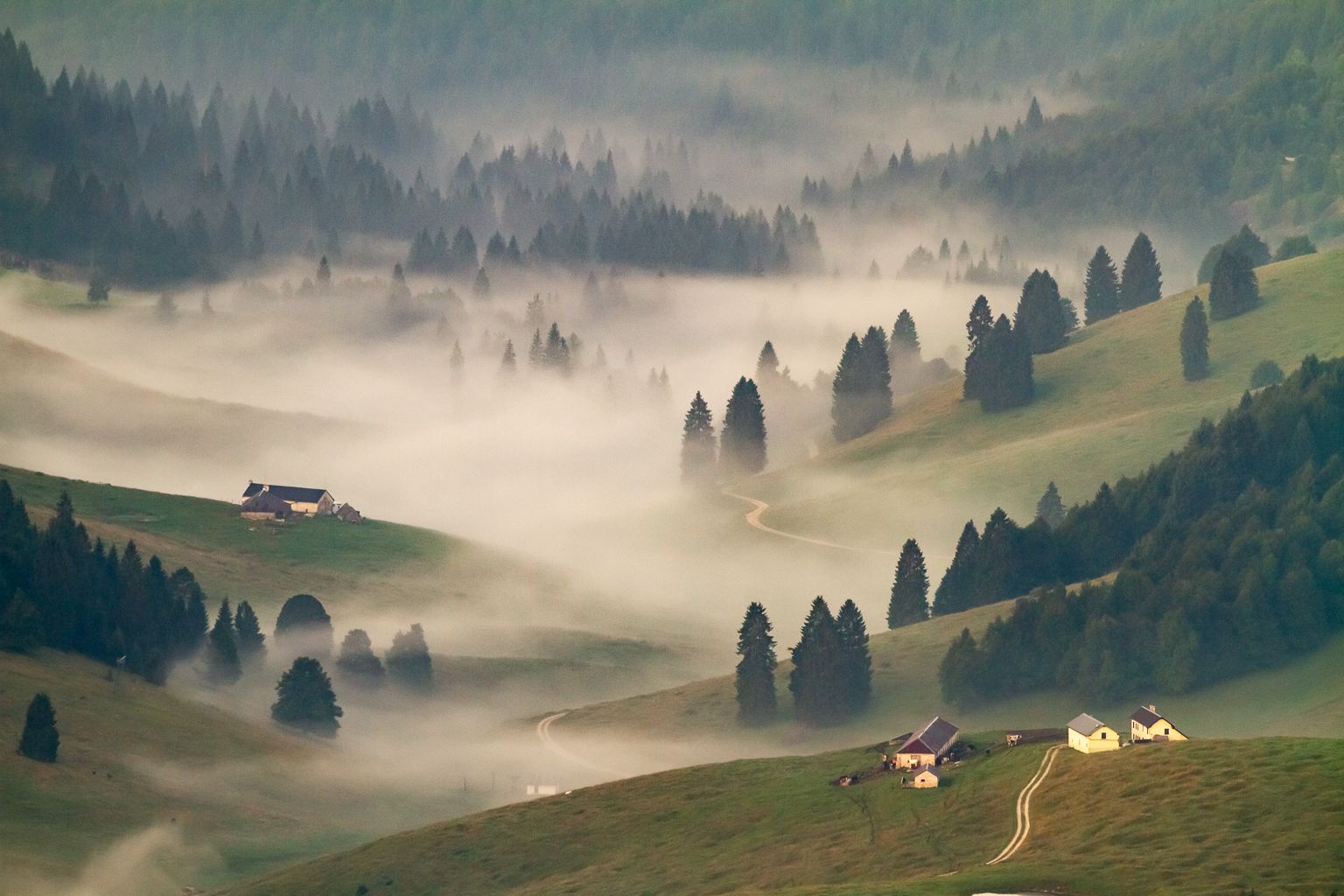 Vista da Casara Montagna Nova all'alba con la foschia del primo mattino.