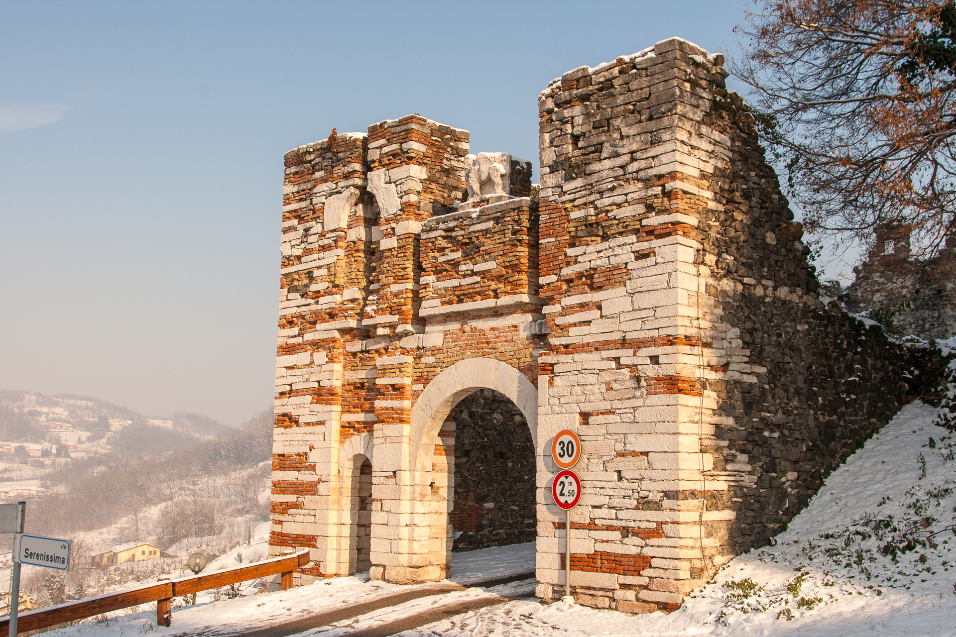 Porta di ingresso al Castello di Arzignano sotto la neve