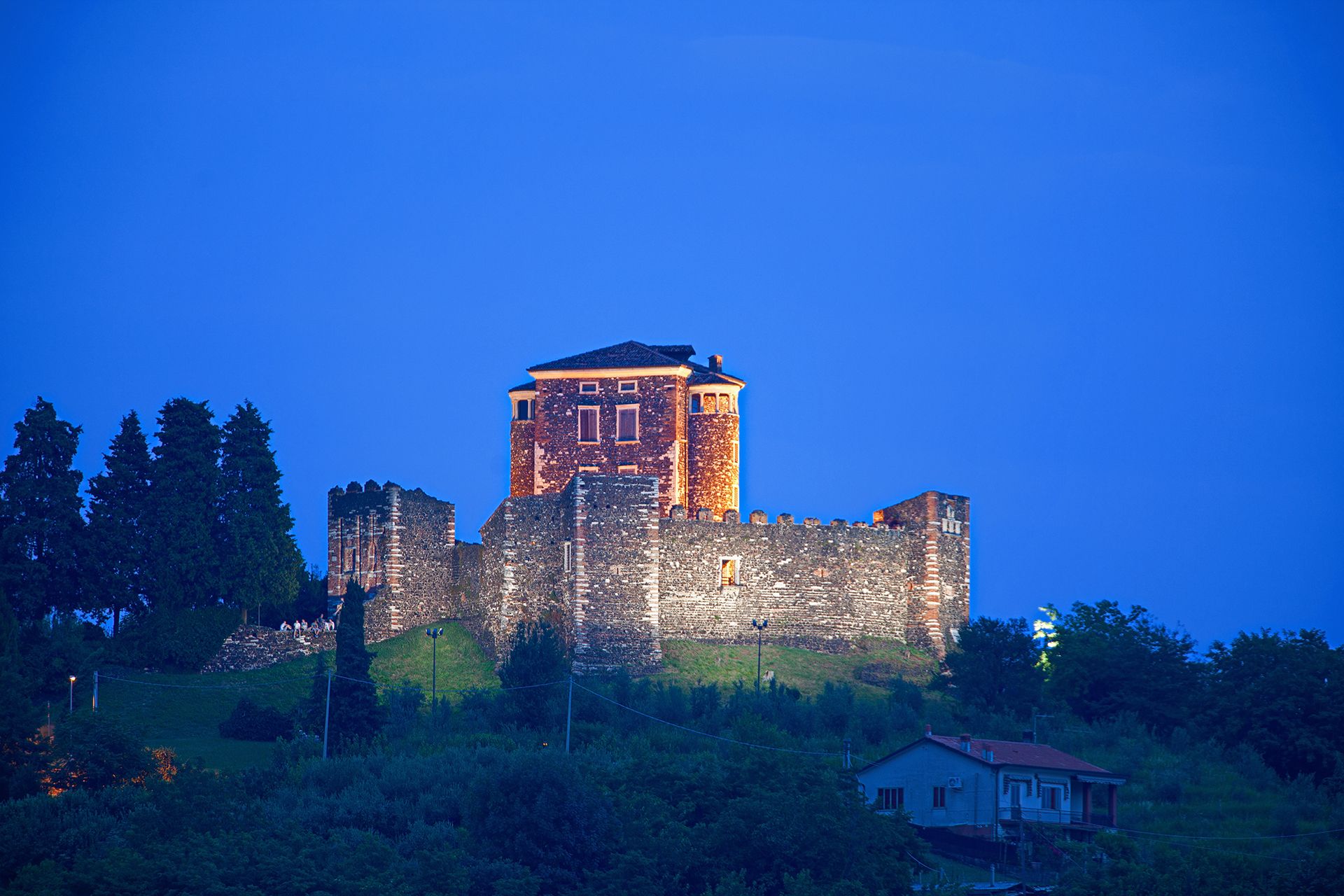 Castello di Arzignano durante l'ora blu