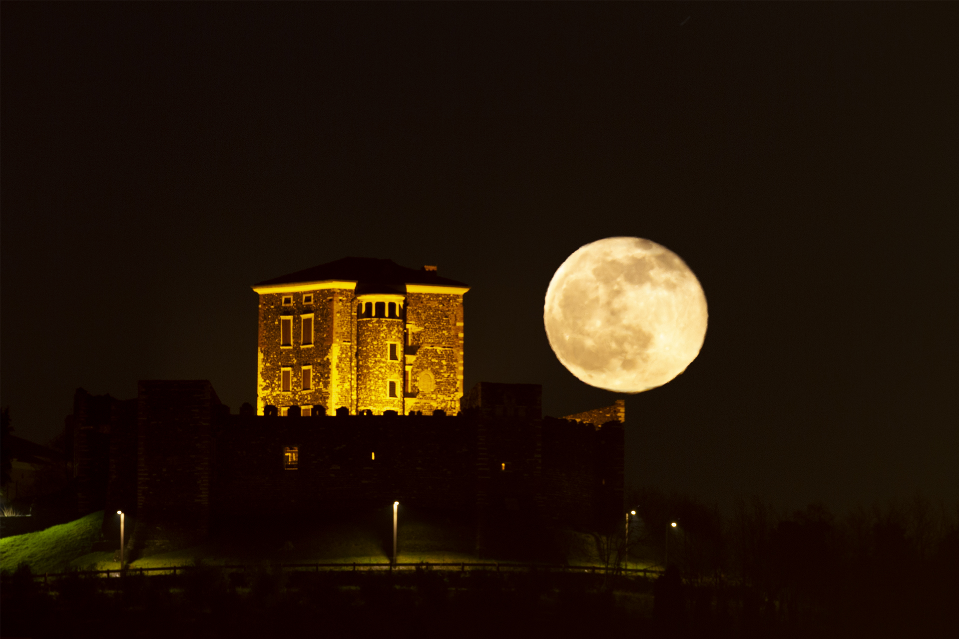 Luna piena sorge a fianco del Castello di Arzignano