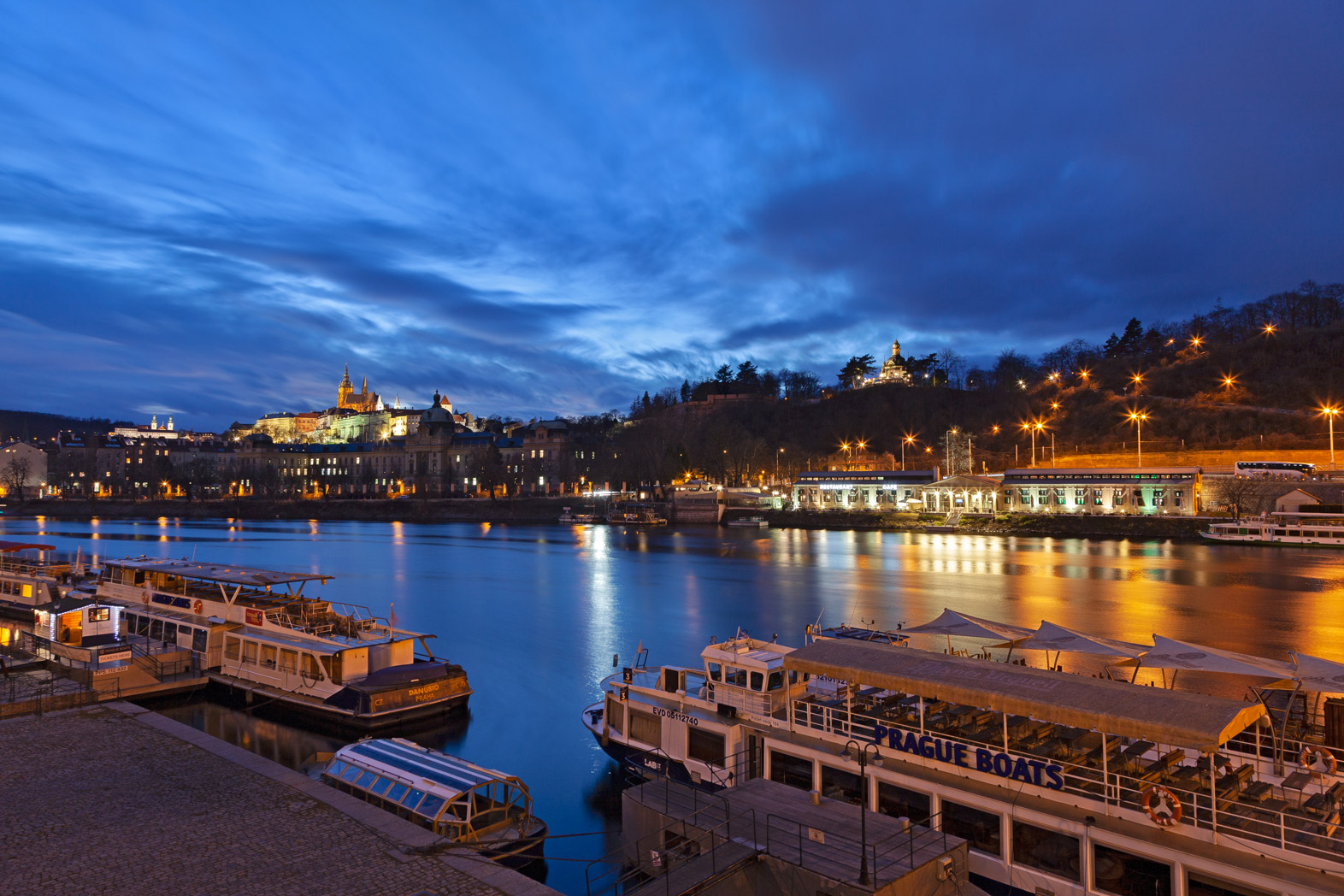 Castello di Praga e Moldava nell'ora blu