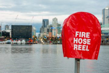 Melbourne - Presa dell'acqua per i pompieri con skyline sfocato sullo sfondo