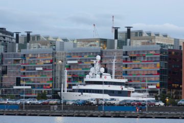 Melbourne: edificio moderno sul porto durante l'ora blu