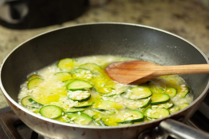 Cottura risotto con zucchine