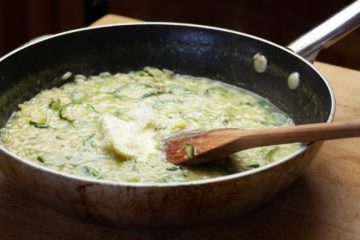 Cottura risotto con zucchine