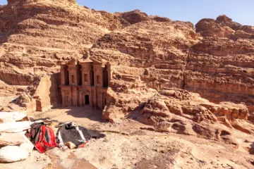Dettaglio della facciata del Monastero di Petra con colonne e decorazioni scolpite nella roccia