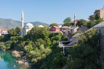 Vista del fiume Neretva e della città dal Ponte di Mostar