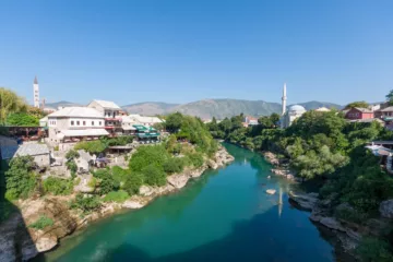Vista del fiume Neretva e della città dal Ponte di Mostar