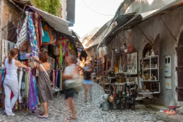 Artigianato locale in rame esposto in un negozio a Mostar, Bosnia-Erzegovina