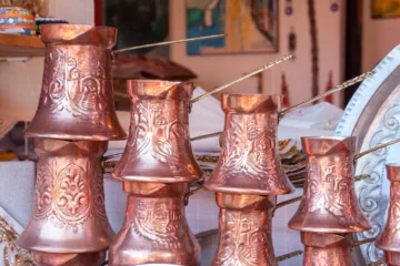 Artigianato locale in rame esposto in un negozio a Mostar, Bosnia-Erzegovina