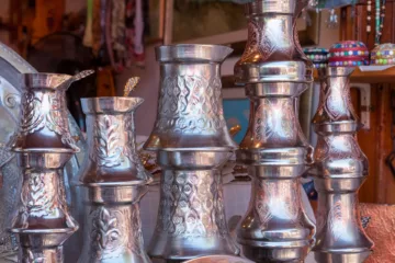 Artigianato locale in rame esposto in un negozio a Mostar, Bosnia-Erzegovina