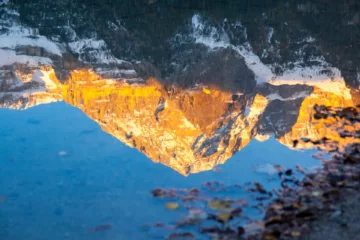 Riflessi autunnali sul Lago di Tovel con sfondo montano, Val di Non, Trentino