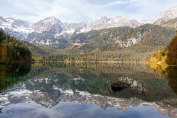 Riflessi autunnali sul Lago di Tovel con sfondo montano, Val di Non, Trentino