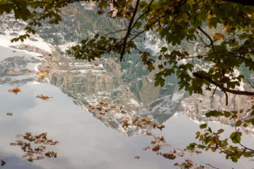 Riflessi autunnali sul Lago di Tovel con sfondo montano, Val di Non, Trentino