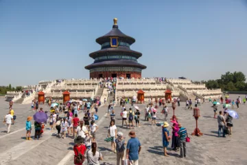 La Sala dell'Offerta di Preghiere per i Buoni Raccolti al Tempio del Cielo, Pechino, Cina, con turisti che esplorano la piazza circostante.