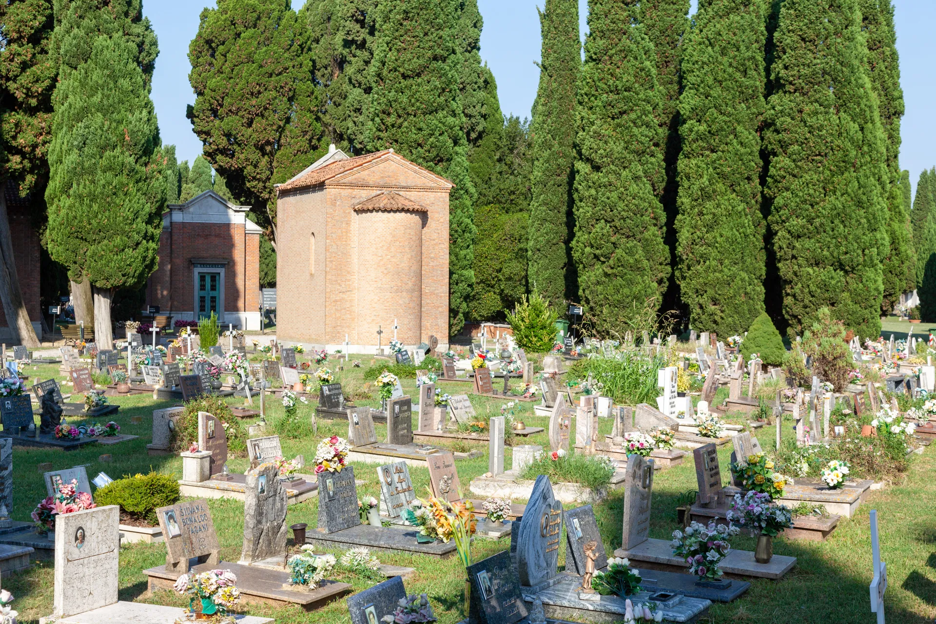 Veduta panoramica delle tombe e dei cipressi al cimitero di San Michele a Venezia.