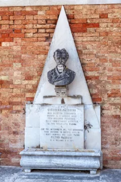 Busto commemorativo di Girolamo Pasquini al cimitero di San Michele a Venezia.