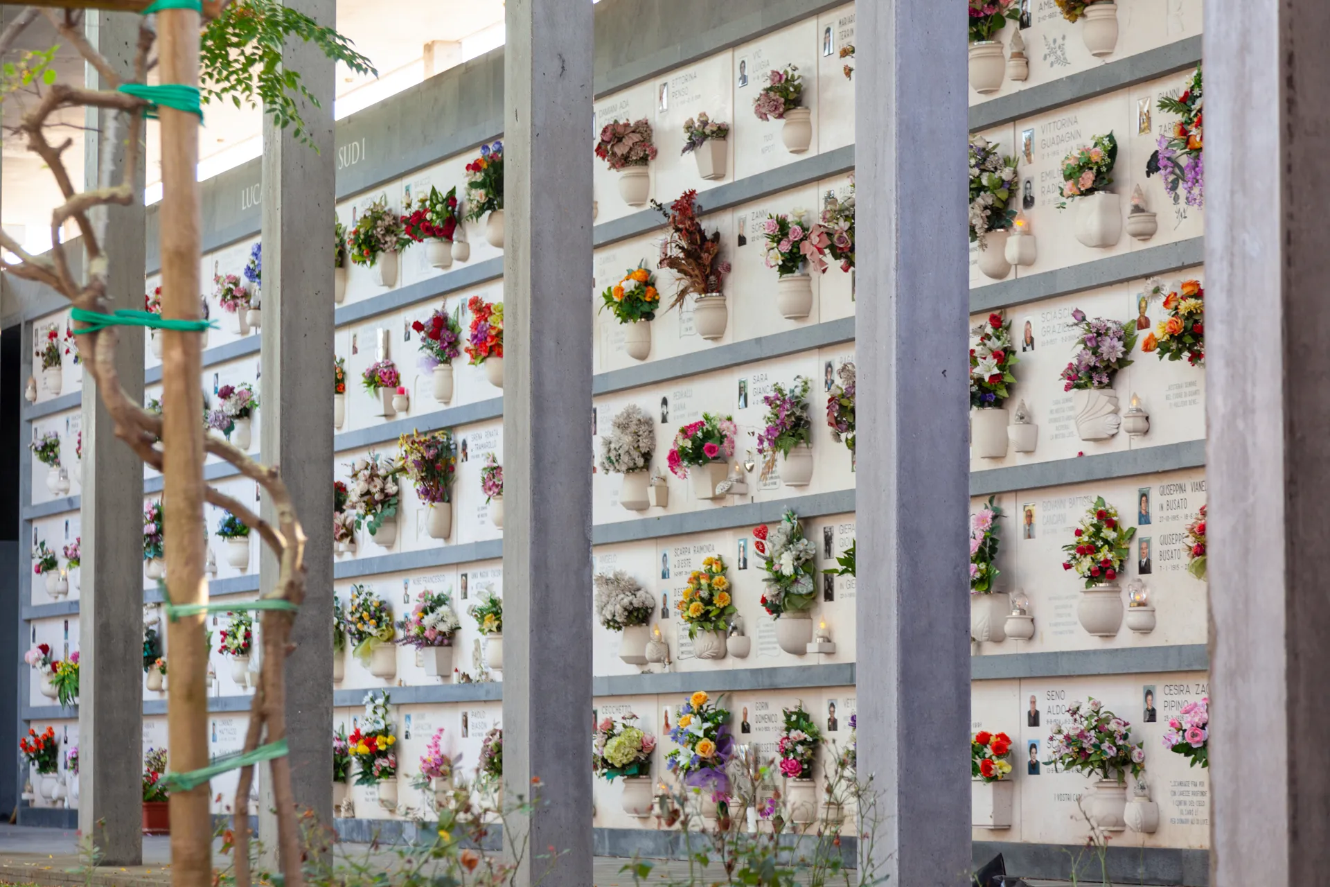 File di loculi con fiori al cimitero di San Michele a Venezia.
