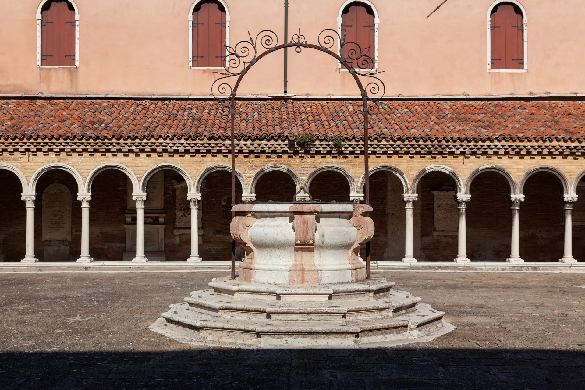 Dettaglio di un antico pozzo nel chiostro del Cimitero di Venezia nell'isola di San Michele