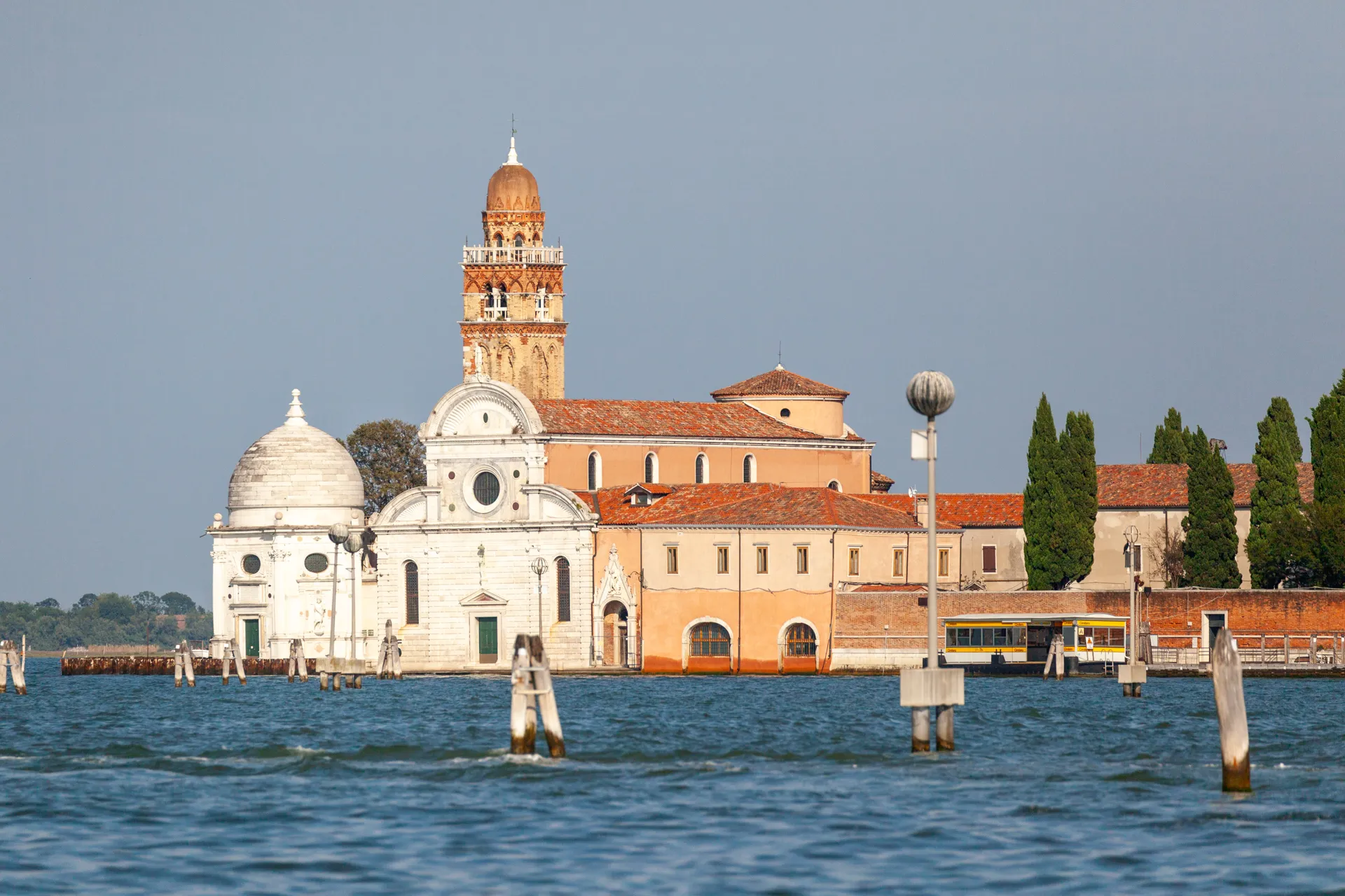 Chiesa e campanile del Cimitero di San Michele a Venezia, vista dall'acqua.