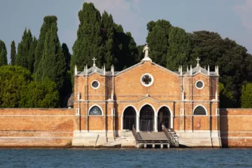 Ingresso monumentale del Cimitero di Venezia nell'isola di San Michele visto dal canale
