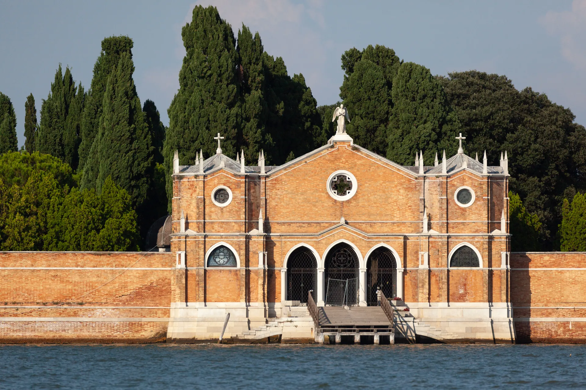 Ingresso monumentale del Cimitero di Venezia nell'isola di San Michele visto dal canale