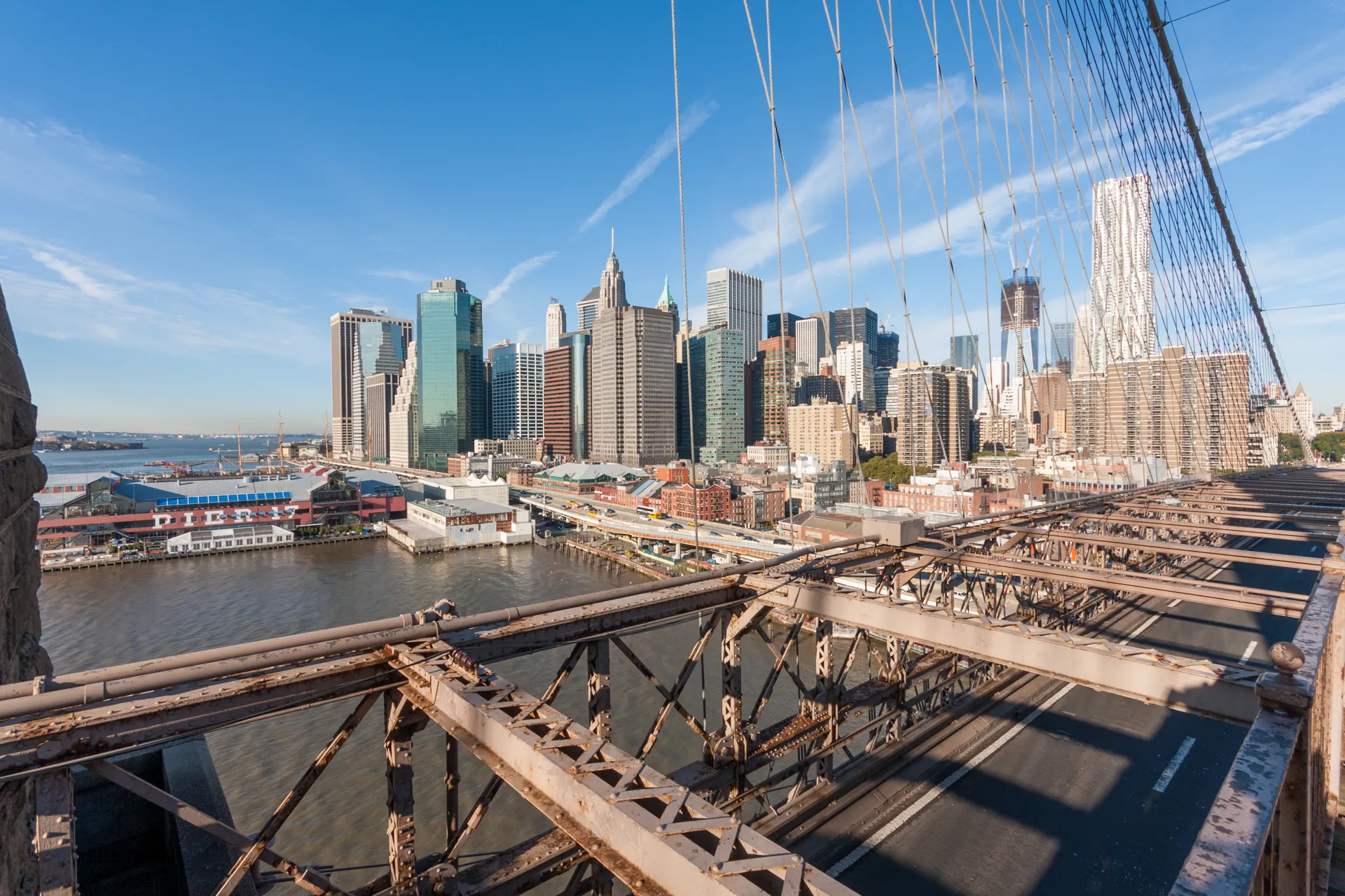 Veduta panoramica del Ponte di Brooklyn con Lower Manhattan sullo sfondo.