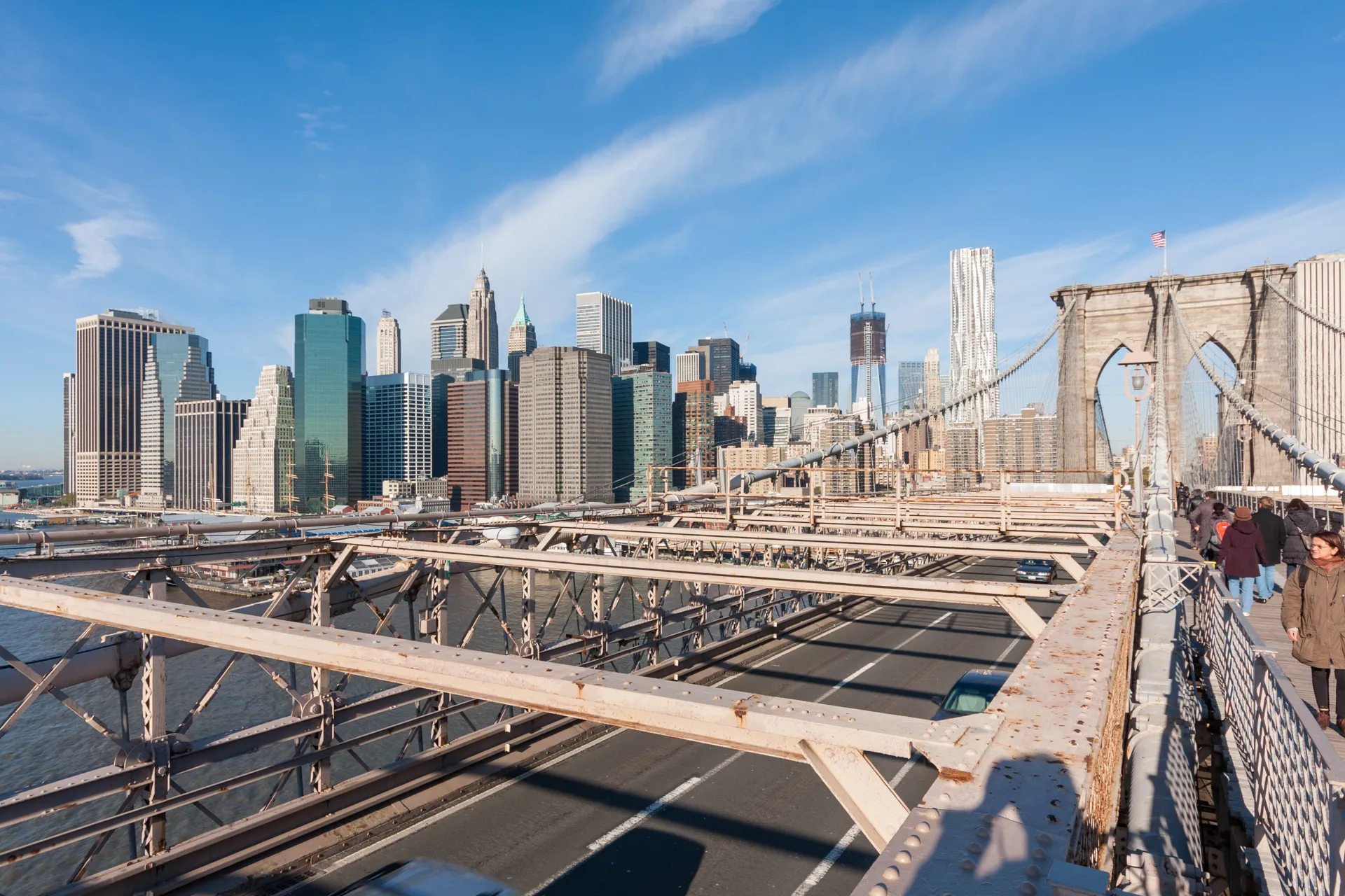 Panorama di Lower Manhattan dal Ponte di Brooklyn con cielo azzurro.