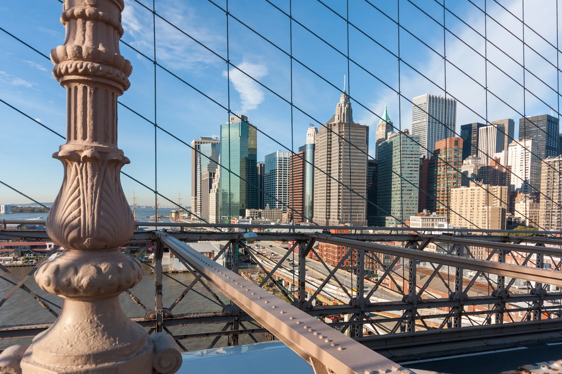 Dettaglio della struttura del Ponte di Brooklyn e dello skyline di Manhattan.
