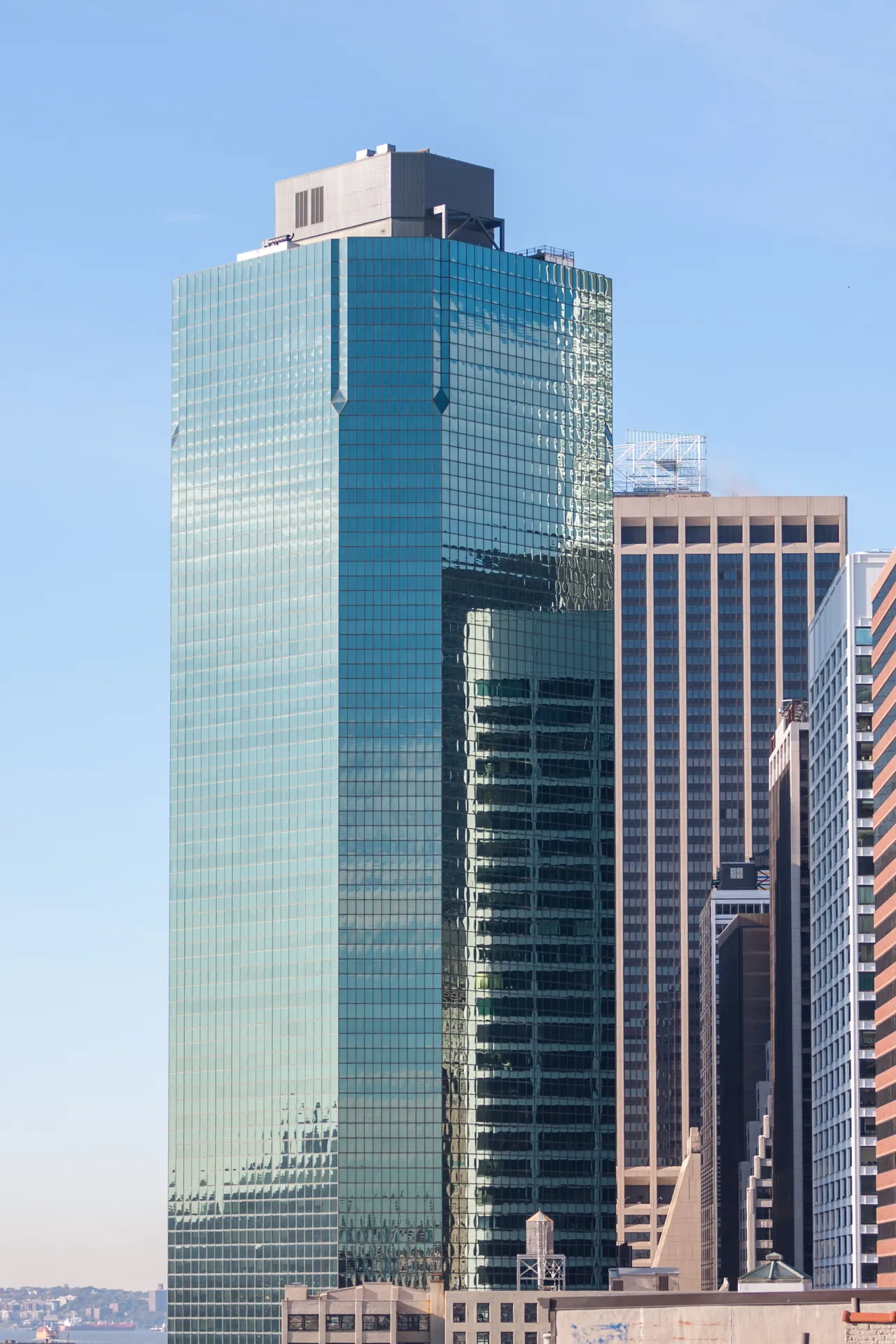 Grattacielo moderno a Manhattan con vetrate riflettenti il cielo.