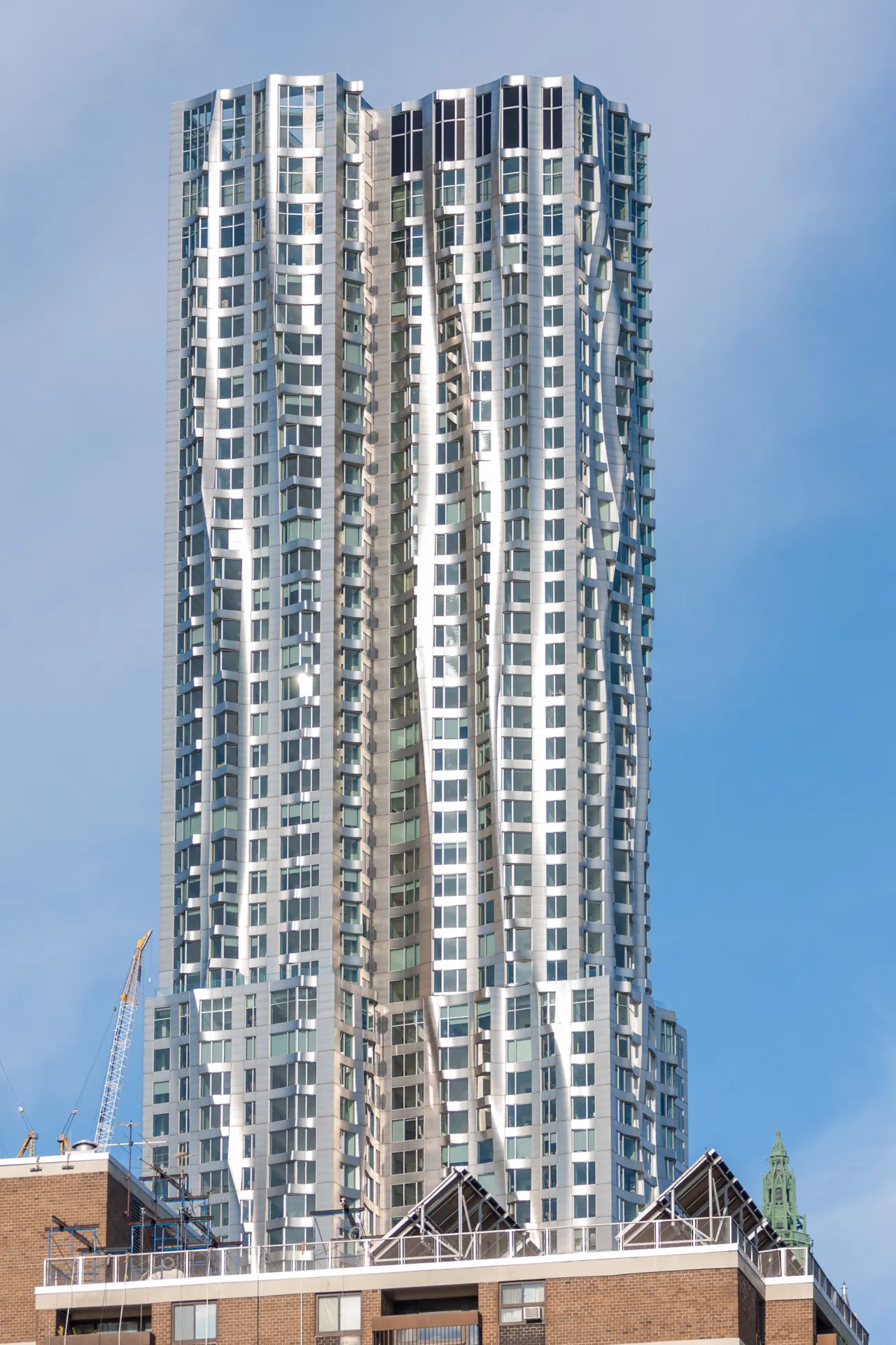 Grattacielo moderno con design unico a New York.