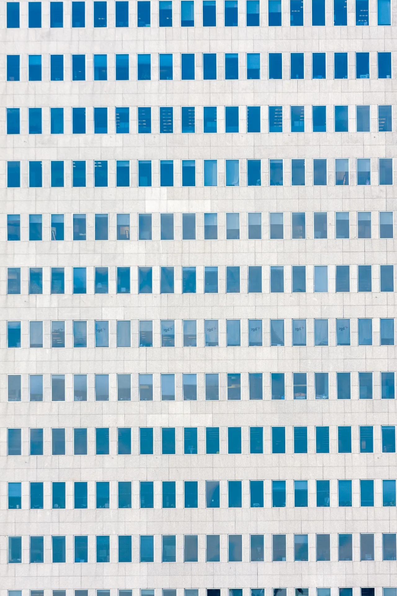 Pattern di finestre su un grattacielo a Manhattan.