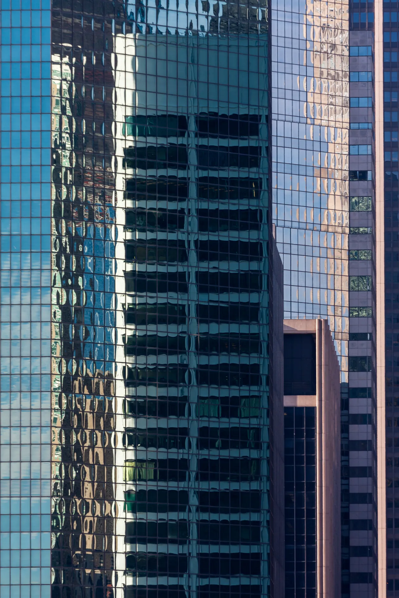 Riflessi su una facciata vetrata di un grattacielo a Manhattan.