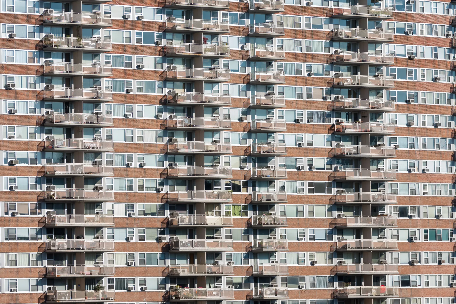 Pattern di balconi su un grattacielo residenziale a New York.