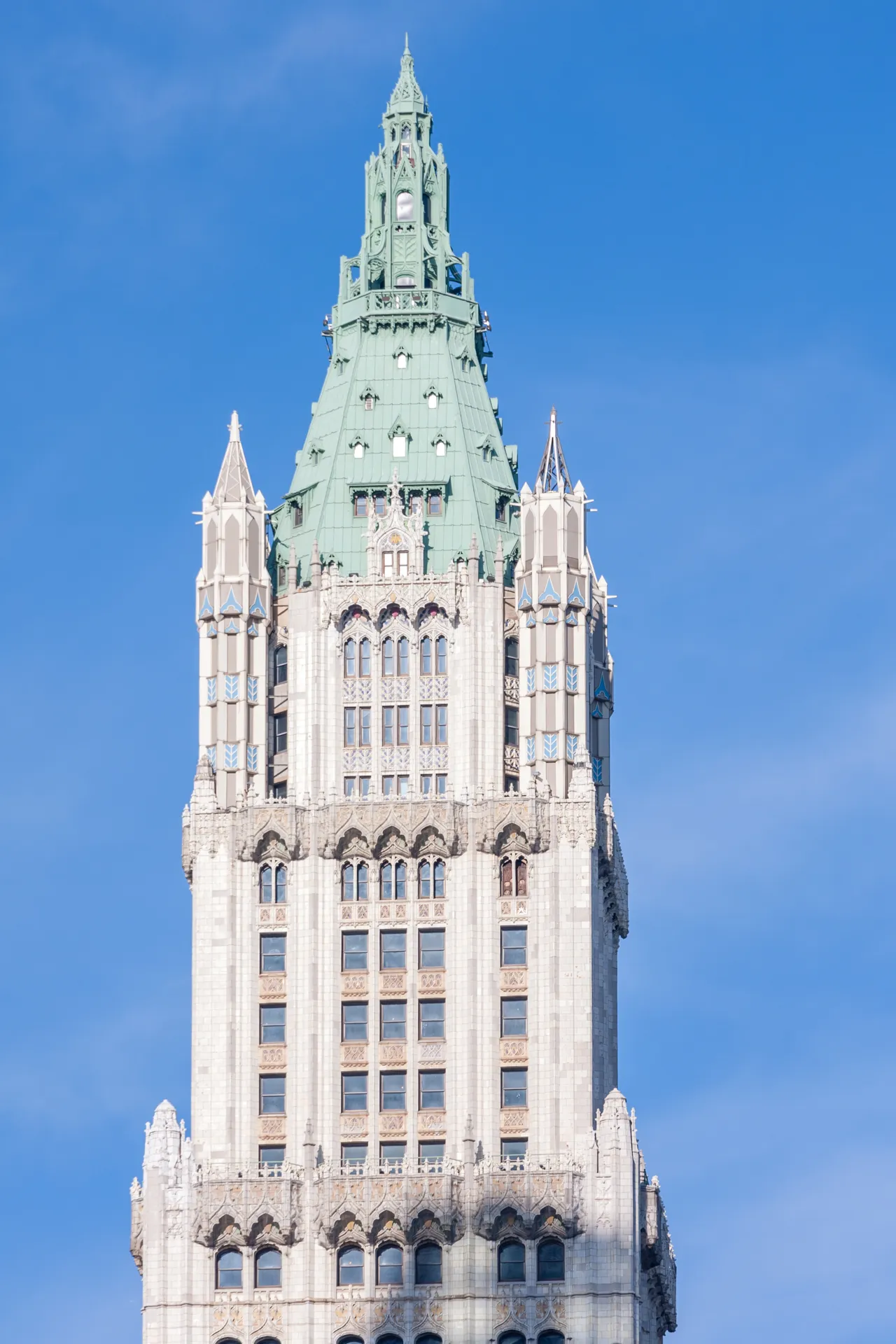 Vista della cima del Woolworth Building a New York.
