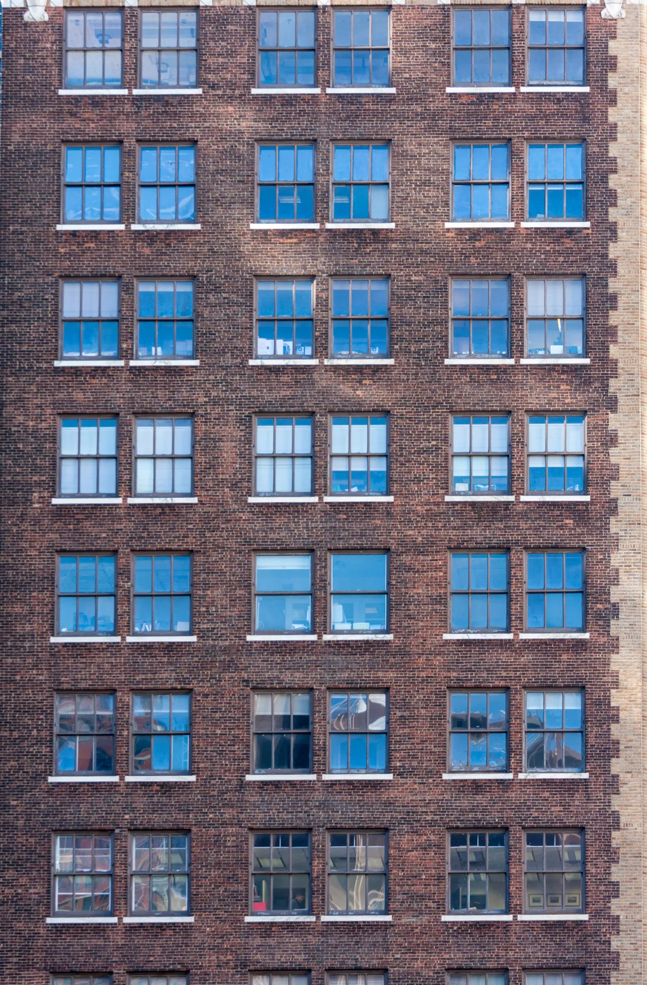 Facciata in mattoni di un edificio storico a Manhattan.