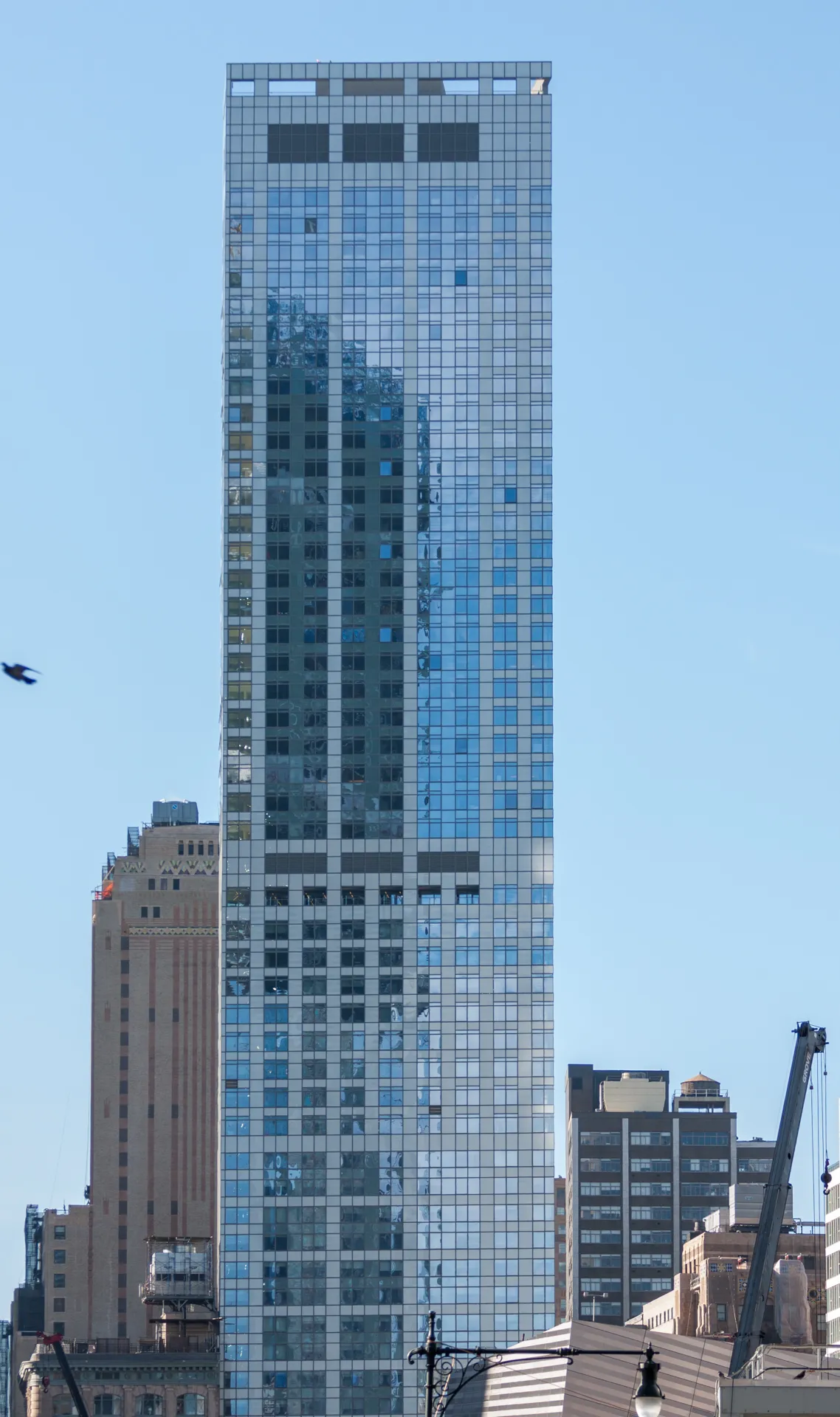 Grattacielo con vetrate riflettenti a New York.