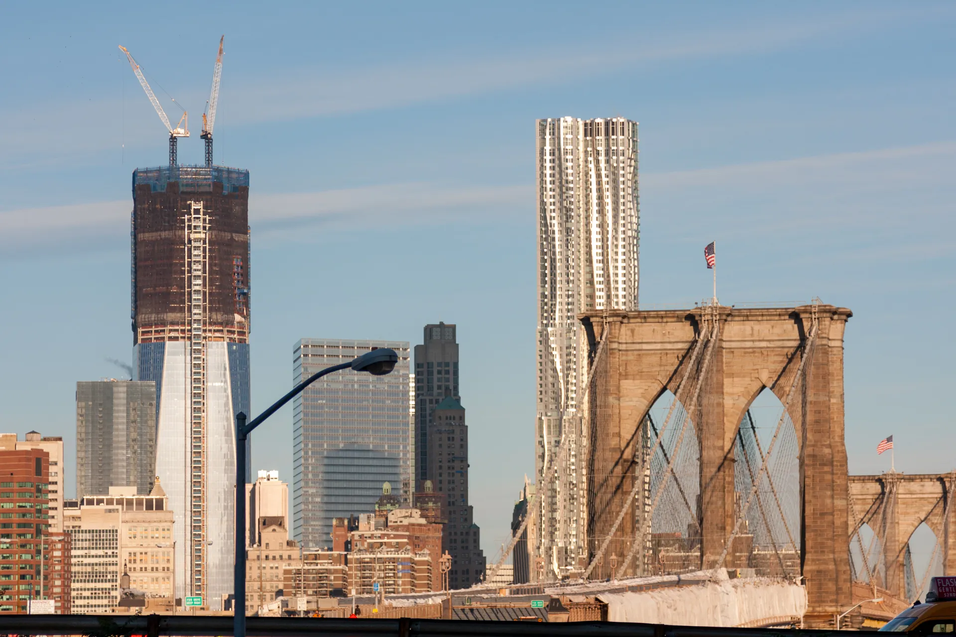 Skyline di New York con il Ponte di Brooklyn e il One World Trade Center in costruzione.