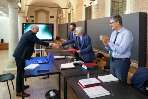 Momento della stretta di mano tra Nicola Muraro e il presidente della commissione durante la laurea all'Università Cà Foscari di Venezia nella sede di San Sebastiano.