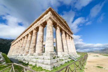 Tempio dorico di Segesta con colonne ben visibili sotto un cielo azzurro