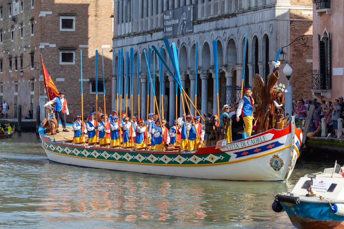 Dettaglio di una statua religiosa durante la regata