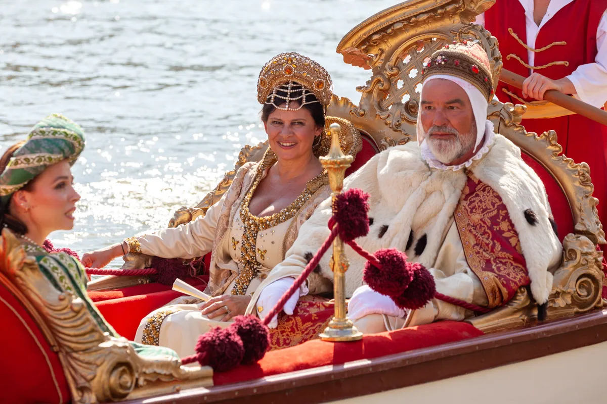 Imbarcazione storica con dragone nella regata di Venezia